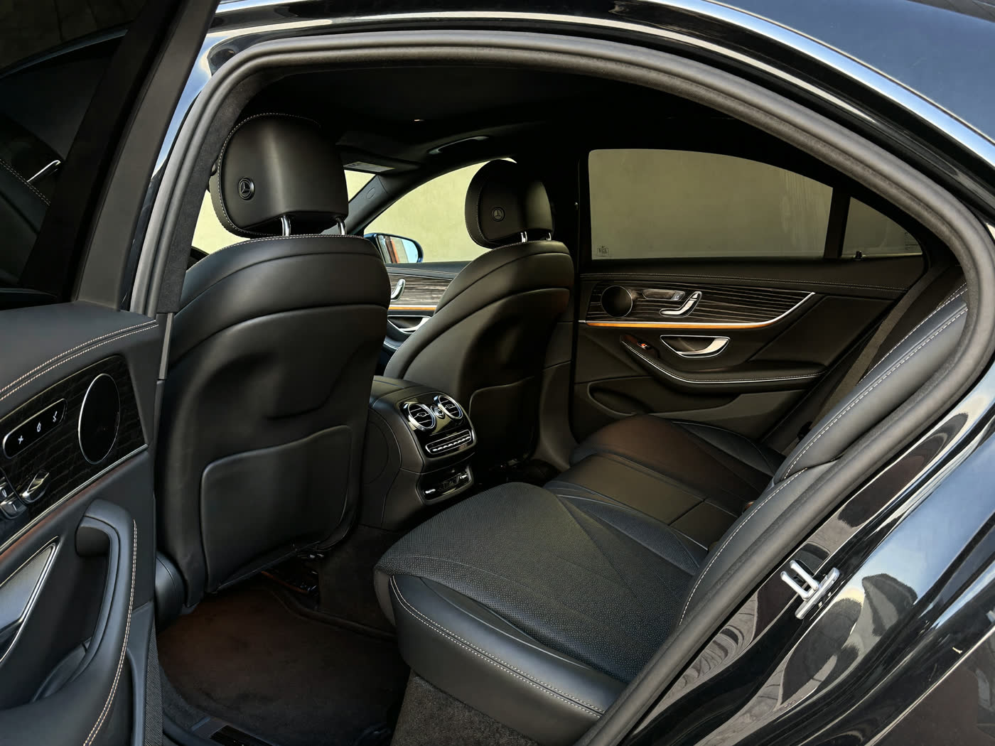 Business Class rear cabin, black leather